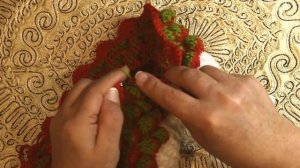 Вяжем красивую шапочку клубничка