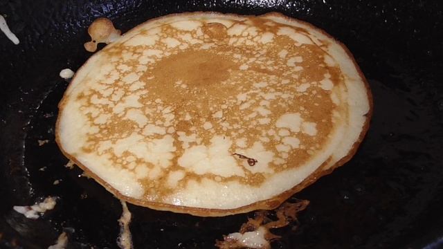 Печётся блин на сковороде смотреть онлайн