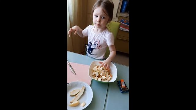 Фруктовый салат руками ребёнка./Fruit salad with the hands of a child. смотреть онлайн