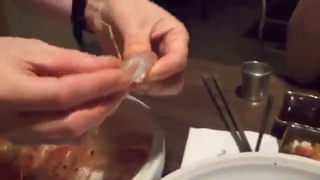 Как едят живых креветок в Корее смотреть онлайн