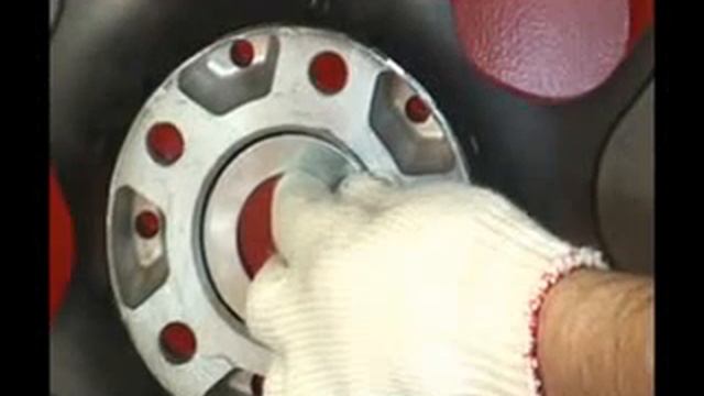 Демонстрация работы станка для правки дисков. смотреть онлайн