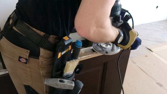 Врезка петель в дверное полотно с помощью шаблона