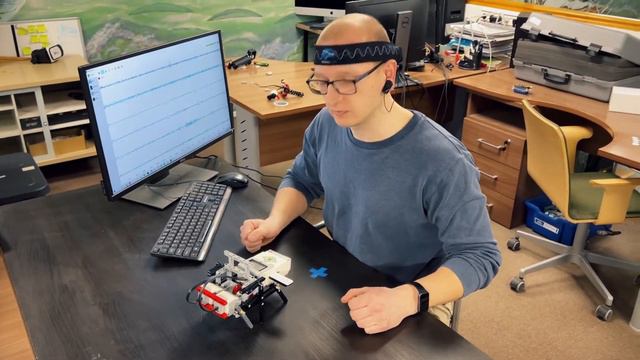 NeuroPlay + Lego EV3 = NeuroEV3 смотреть онлайн