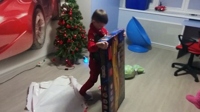 Распакуй. Подарки деда мороза...А что там? смотреть онлайн