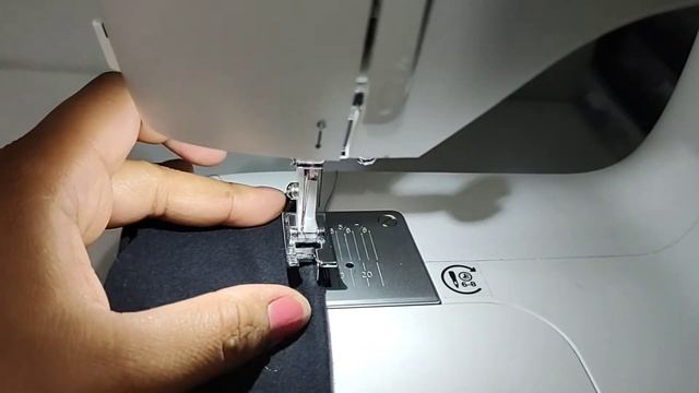 Como usar calcador tipo overloque na Singer M2405 смотреть онлайн