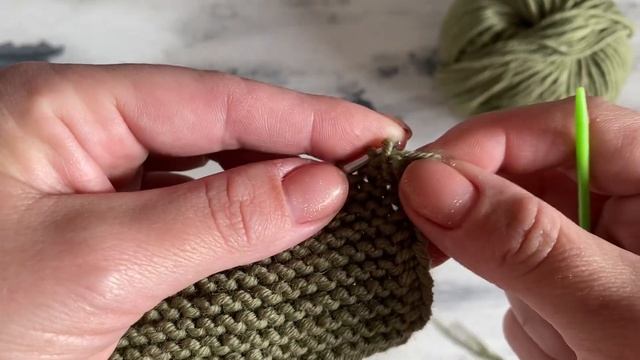 Эластичное закрытие петель платочной вязки иглой.