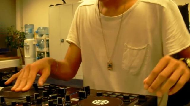 NI Traktor Kontrol S2 DJ Midi Mofo смотреть онлайн