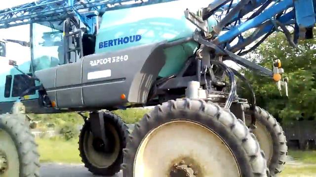 Удивительный трактор на автодороге Т1011 с.Забуянье Киевской области смотреть онлайн