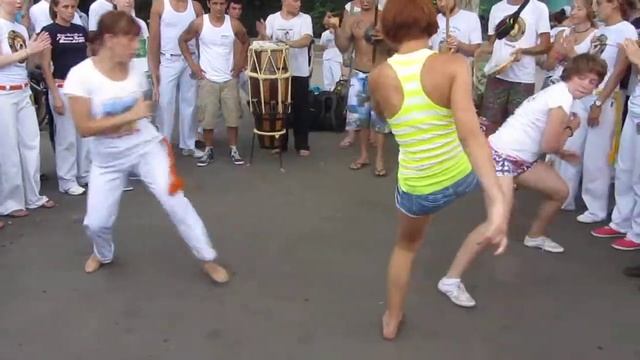 Joga capoeira Muleres. Grupos: Senzala, Rabo de araia, Expressao Paulista. смотреть онлайн