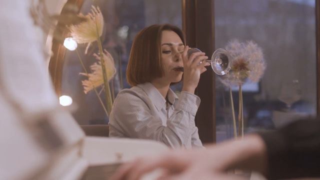 Девушка слушает игру на пианино смотреть онлайн