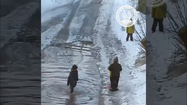 Дети купаются в луже. Хотели бы вы тоже окунуться в детство? смотреть онлайн