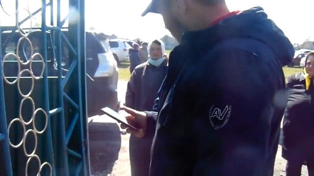 Видео БлиNКом. Видеокамера подействовала на фермера как красная тряпка на быка смотреть онлайн