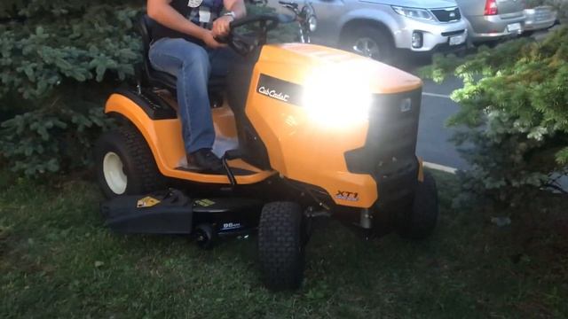 Садовый трактор CubCadet XT1 заезд на бордюр.mp4