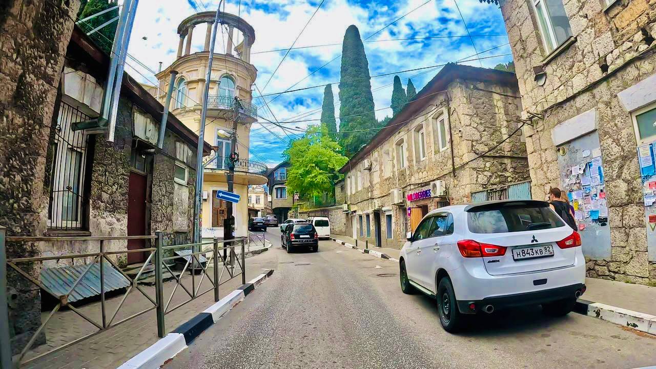 ЯЛТА. УЛИЦЫ, ПАРКОВКИ, КРУПНЫЙ торговый центр! Покупки, обзор, цены. Подготовка к сезону. Крым 2024 смотреть онлайн