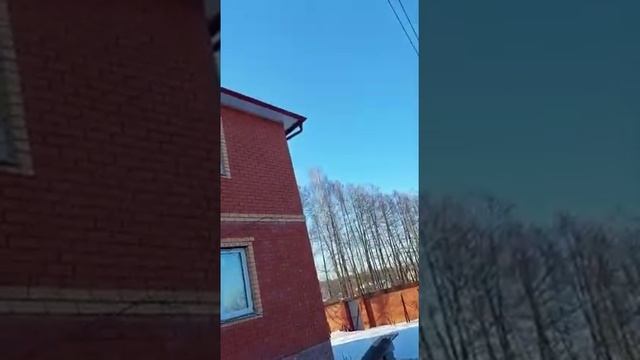 Снег упал с крыши и снёс забор между соседями смотреть онлайн