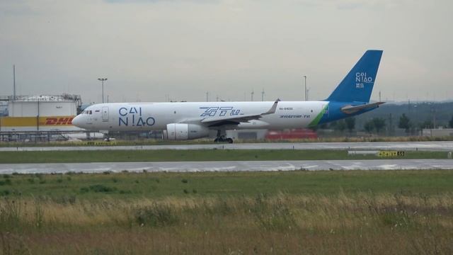 (4K) Rare aircraft! Aviastar-TU Tupolev Tu-204 landing, taxi and take-off at Leipzig airport смотреть онлайн