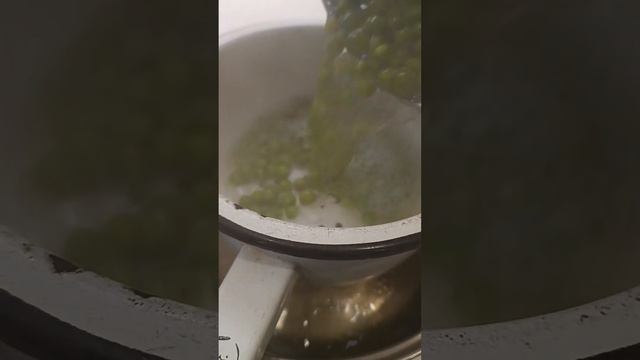 Теплый салат из моркови и зелёного горошка. Рецепты от Тани. смотреть онлайн