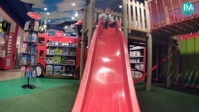 Hamleys - гигантский детский магазин в Праге. DA гуляют и играют. Детское видео. смотреть онлайн