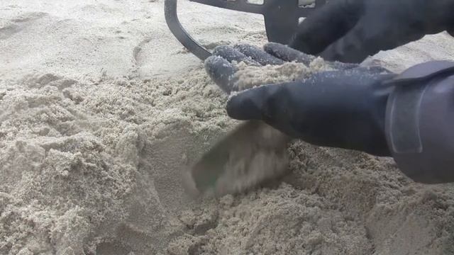 Metal Detecting in Hong Kong (China) - My first GOLD RING! смотреть онлайн