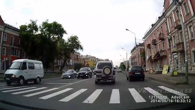 Омский наездник на велосипеде за минуту совершает несколько попыток самоубийства на дороге смотреть онлайн