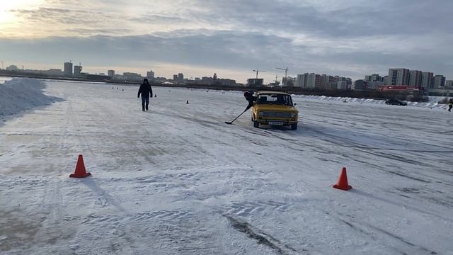 Ледовые гонки 2021 в Тюмени. Лучшее развлечение, если рядом есть лед и любимая тачка! смотреть онлайн