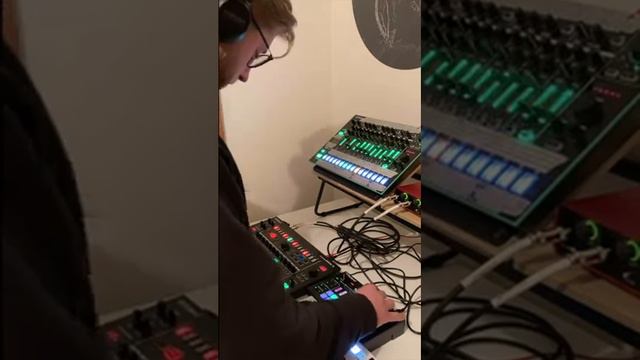 Roland MC-101 + TR8 - Lethal Rhythm смотреть онлайн