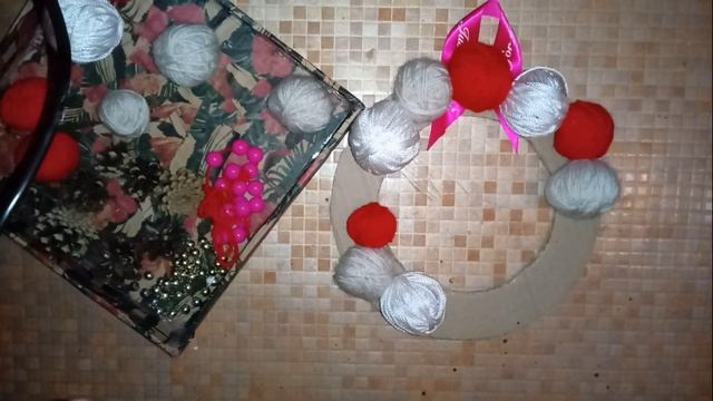 *Рождественский венок из клубков пряжи и шишек* смотреть онлайн