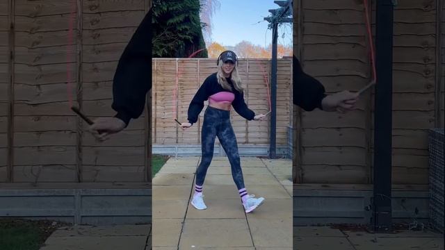 We love a speedy outfit change ??? #jumprope #skipping #transition #choreo ?: @altegomusic690 смотреть онлайн