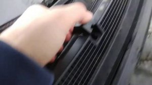 Снятие правой форсунки стеклоомывателя лобового стекла Nissan Qashqai J11