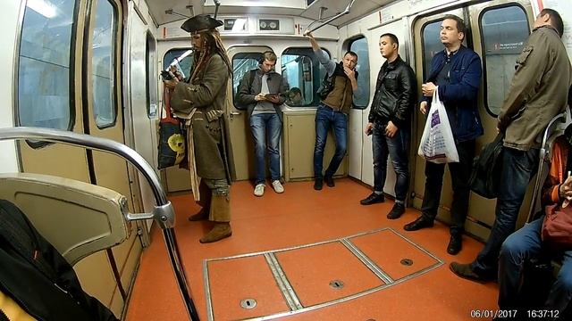 Джек Воробей в метро Jack Sparrow in the subway смотреть онлайн