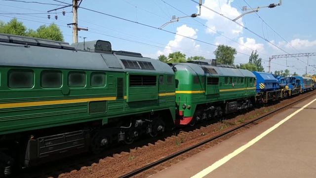 Зелёный! тепловоз 2М62-0420 с восстановительным поездом у о.п. Дачное, г.СПб, 14.07.2021г. смотреть онлайн