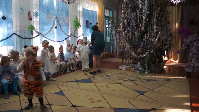 27.12.2012 д.Сад Новый год (младшая группа) ст.Ахметовская смотреть онлайн