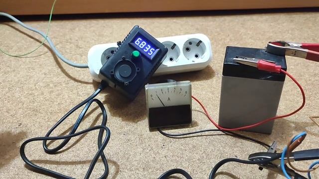 Миниатюрное зарядное устройство с защитой от КЗ и переполюсовки.С регулировкой напряжения от 3-25В смотреть онлайн