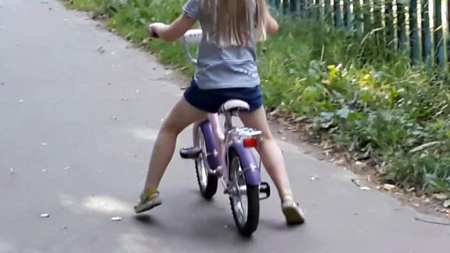 Учимся кататься на велосипеде. смотреть онлайн