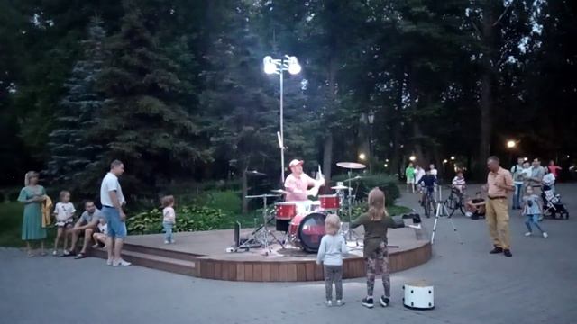 Очень классный барабанщик))) очень круто играет))) смотреть онлайн