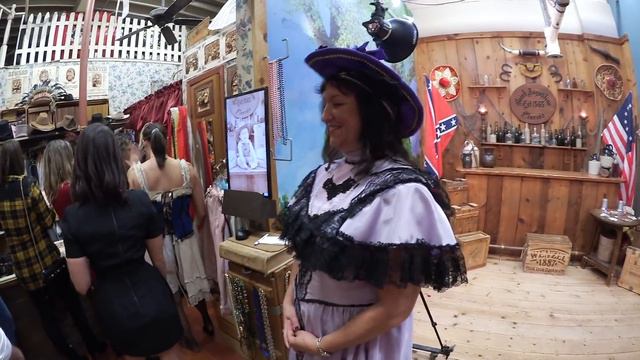 (1820) В ДОМЕ У БИ, ПОПАЛИ В ПРОШЛОЕ И ТАНЦЫ В ЛИМУЗИНЕ . смотреть онлайн