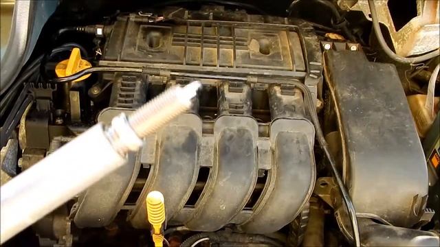 Hur man byter ut tändstift på en Renault Twingo 16V (Svenska) смотреть онлайн