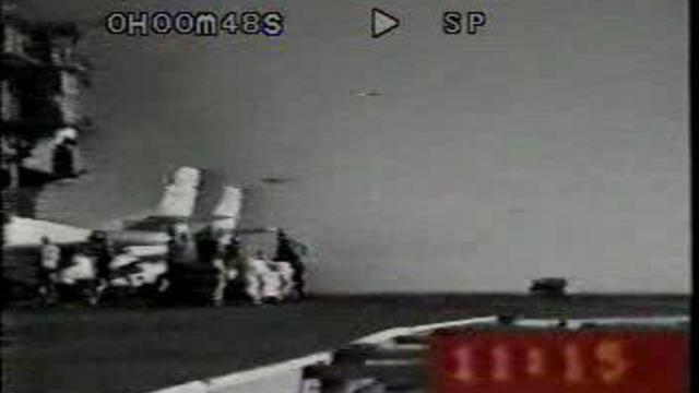 Крушение самолета на авианосце смотреть онлайн