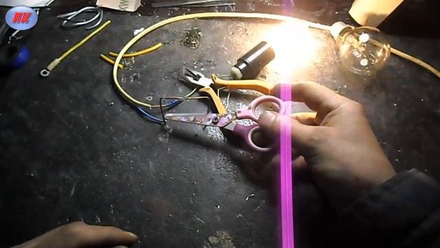 СТЕКЛЯННЫЙ ВКЛЮЧАТЕЛЬ!!! Стекло проводит электроический ТОК! смотреть онлайн