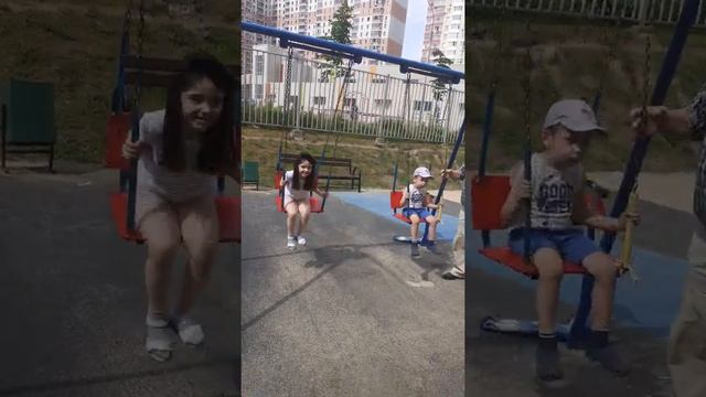 Я на качели катаюсь на детской площадке смотреть онлайн