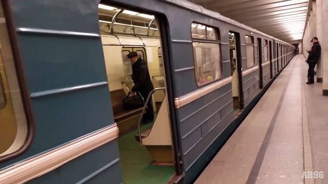 [Ретро-метро]: Состав 81-717/714 на ст. "Коломенская" смотреть онлайн