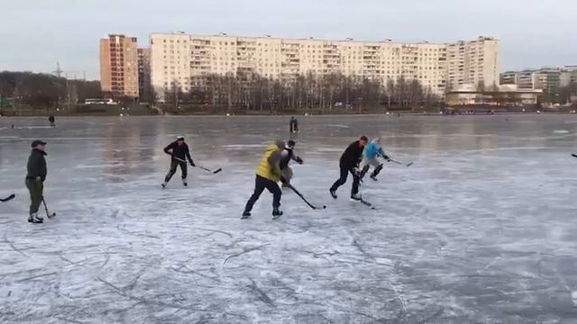 Хоккей на Гольяновском пруду 11.2019 смотреть онлайн