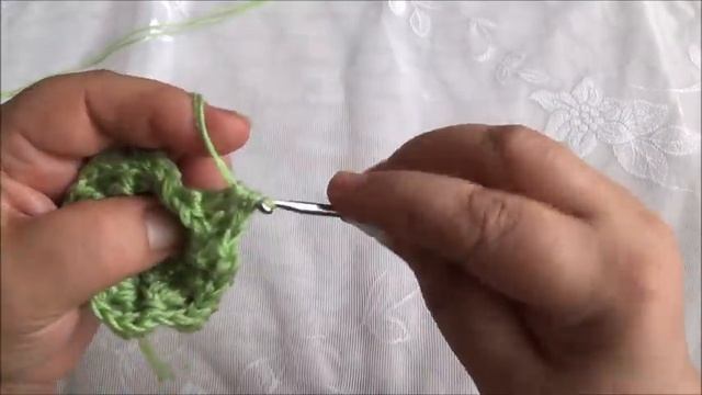 Вяжем крючком - шапочка с отворотом из пышных столбиков смотреть онлайн