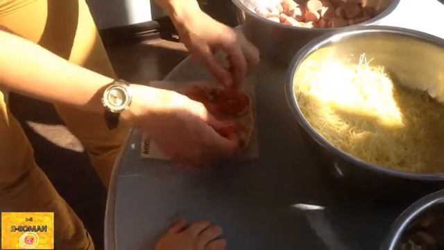 Рома с мамой и братом делает пиццу в пиццерии "Сицилия" в Горячем Ключе смотреть онлайн