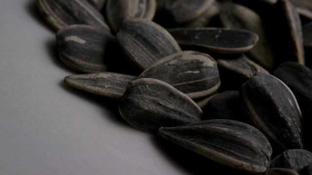 Чем полезны подсолнечные семечки? смотреть онлайн