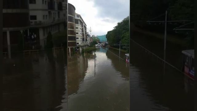 Потоп в Краснодаре!Всё встало,а люди ПЛЫВУТ из трамвая смотреть онлайн