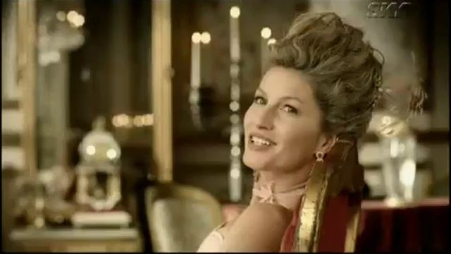 Gisele Bundchen в образе Марии Антуанетты для SKY