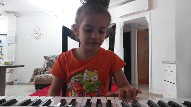 Учим Дашу играть на пианино. Даше 6 лет. смотреть онлайн