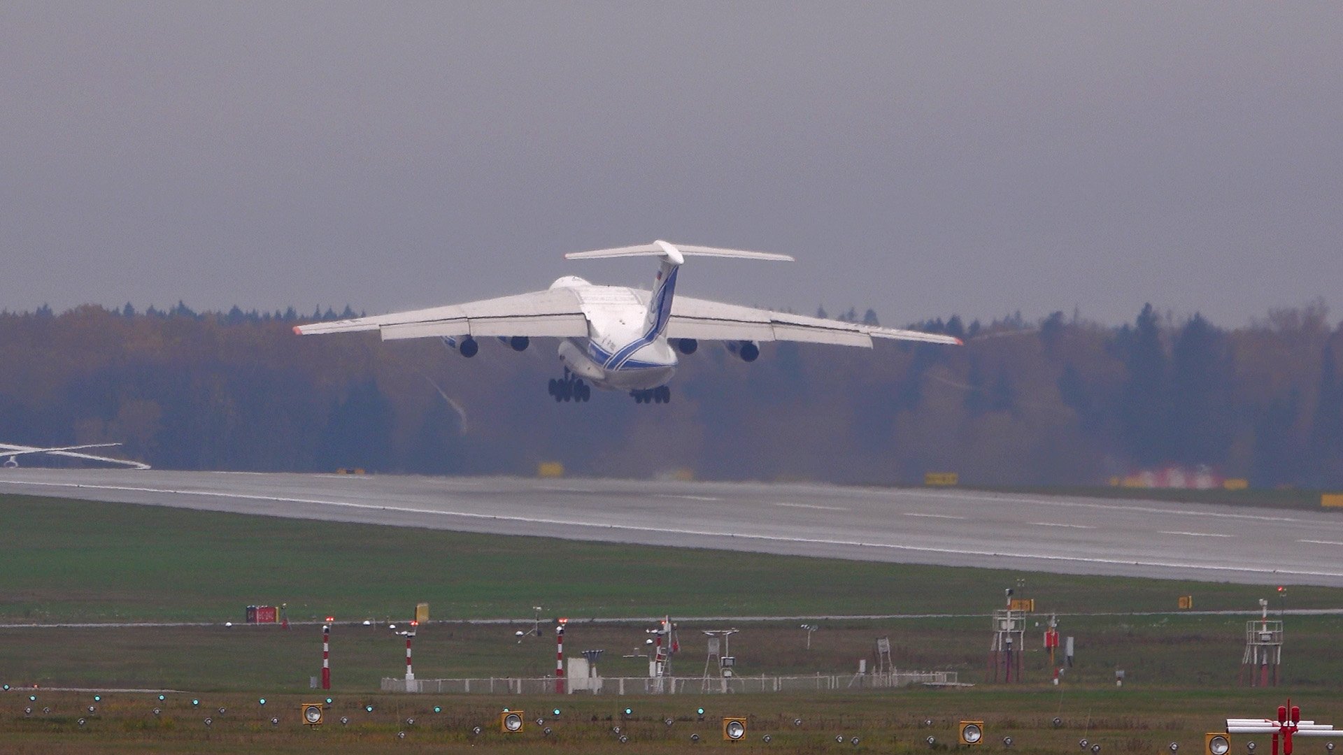 Взлёт двух Ил-76 а/к "Волга-Днепр" с двигателями ПС-90. Шереметьево. Октябрь, 2022 смотреть онлайн