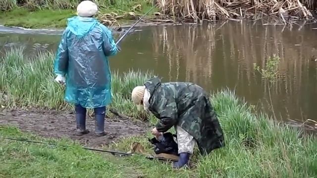 Бабушки ловят рыбу. смотреть онлайн